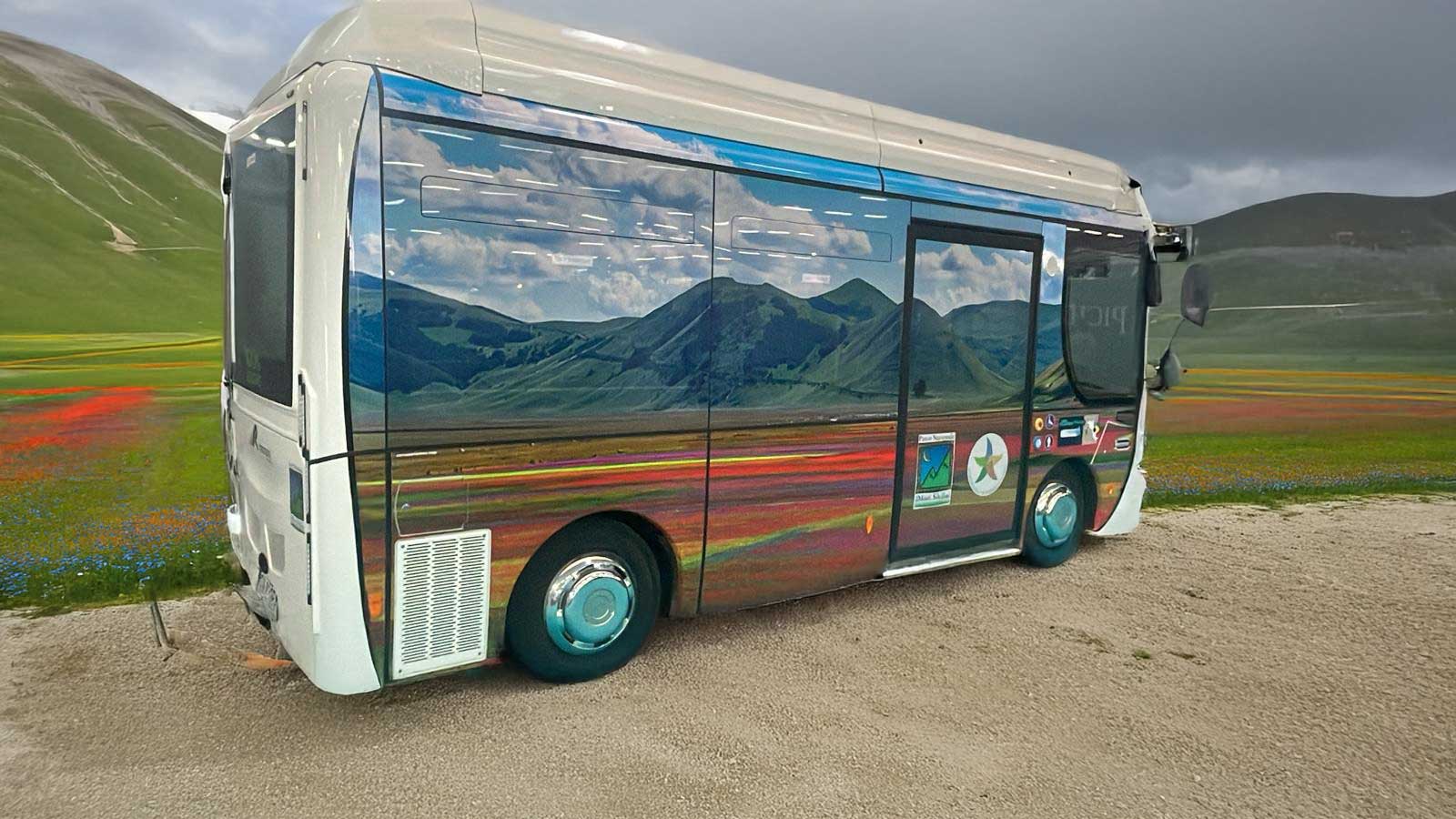 panorama fioritura con bus elettrico parco nazionale dei monti sibillini
