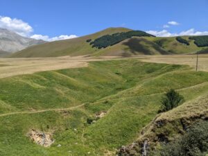 fosso dei mergani in primavera castelluccio di norcia piangrande