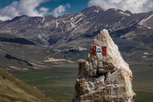 strada gas e sentiero italia simbolo cai