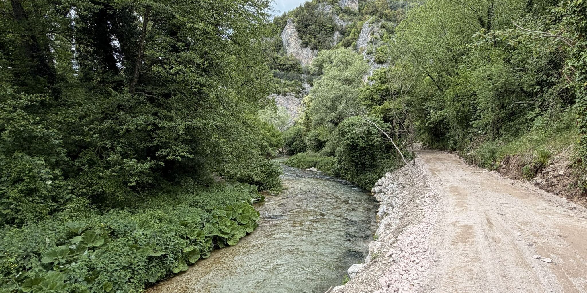cosa fare la domenica passeggiata escursione semplice vicino al fiume in valnerina